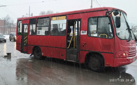 Стеклом резало руки: пассажиры маршрутки пострадали в ДТП в центре Ярославля