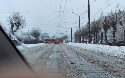 "Тралик дрифтанул": в Ярославле машины встали из-за развернутого троллейбуса