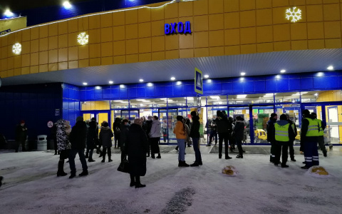 Толпы людей у входа: в Ярославле эвакуировали торговый центр