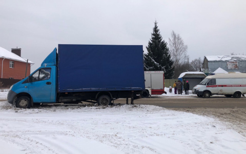 Лежал на дороге: под Ярославлем грузовик сбил пешехода