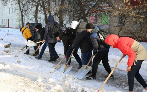 "Надолго ли нас хватит?": ярославцы с лопатами вышли массово убирать город