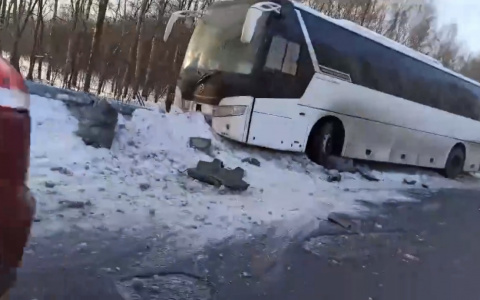 "Уходил от удара": под Ярославлем автобус снес светофор. Видео
