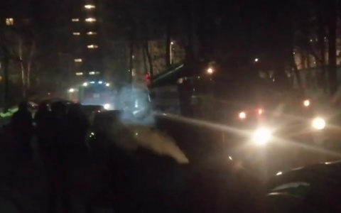 Один погиб: ночью в Брагино эвакуировали жильцов из-за пожара. Видео