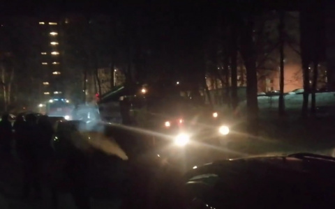 Мертвого выносили на носилках: новые подробности пожара в Брагино. Видео