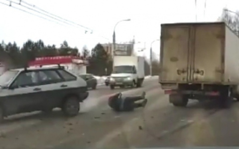 Сбитая валялась на трассе: ярославна попала в ловушку между легковушкой и грузовиком