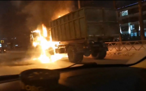Успел выскочить: грузовик вспыхнул на проспекте Октября. Видео