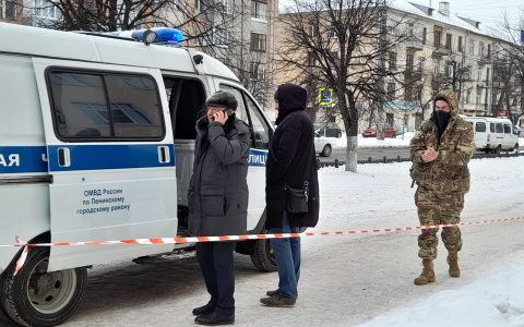 Полиция с собаками оцепила школу в центре Ярославля: что произошло