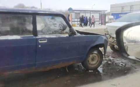 Куски металла валялись на дороге: под Ярославлем столкнулись три легковушки