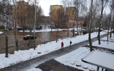 "Боже, все залило": в Ярославле из-за прорыва затопило целую улицу. Видео