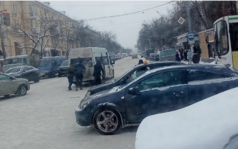 Транспортный коллапс в Ярославле: пассажиры толкают маршрутки, чтобы "доехать"