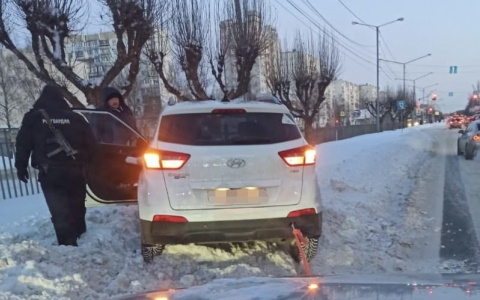 Рыдала в снежном плену: в массовые ЧП на дорогах в Ярославле вмешались росгвардейцы