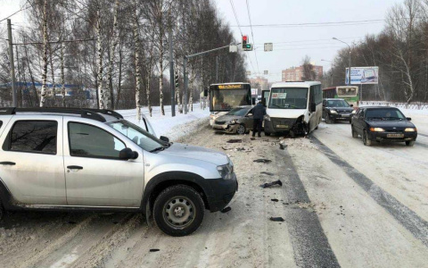 Почему снегоуборочная техника ездит по Ярославлю с поднятыми ковшами, объяснили власти