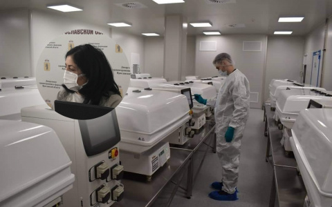 Противопоказания и "побочки" вакцины от ковида назвал главный инфекционист Ярославля