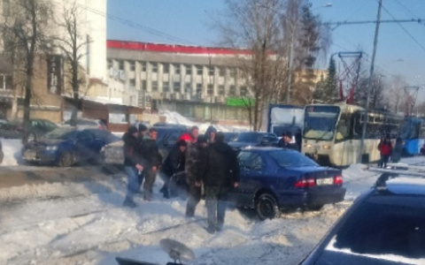 Толпа мужчин и заложники в трамвае: ЧП произошло на "пятерке"