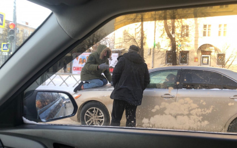 "Мне его не скинуть": ярославца снимали с капота экс-жены вместе с гаишниками