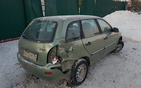 Выворотил машиной забор: под Ярославлем легковушка не вписалась в поворот