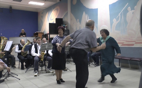 «Старички жгут»: как ветераны музыки помогают ярославцам забыть о возрасте. Видео
