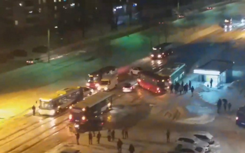 "Город в ледяном плену!": в Ярославле машины массово съезжают с дороги из-за льда. Видео