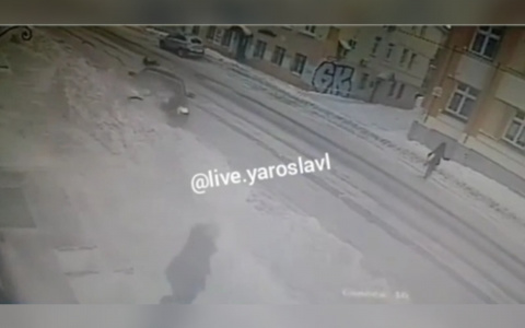 В соцсетях появилось видео аварии у «Меркурия» в Ярославле