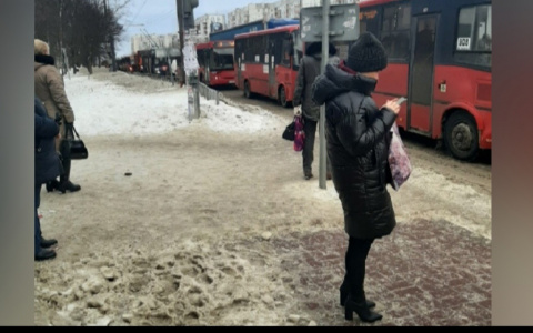 "В центр все стоит": ярославцы предупреждают о длинных пробках