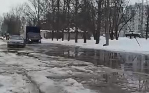 Водой заливает капоты: в Ярославле "плывет" крупный проспект
