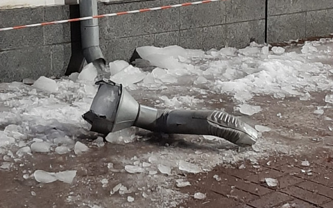 Лед с крыши оторвал водосточную трубу со здания мэрии Ярославля