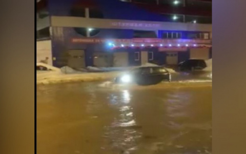 В Ярославле машины плавают по окна в воде: причины