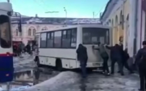 В центре Ярославля пассажиры выталкивают маршрутку из огромной лужи. Видео