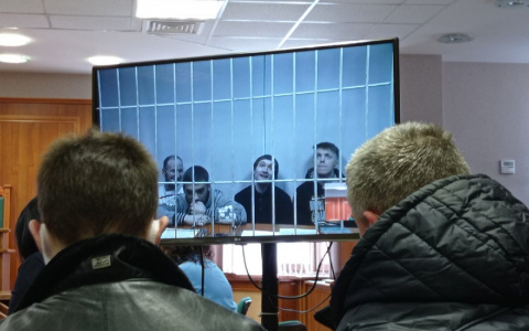 Отказались от адвокатов: фигуранты дела о пытках в колонии Ярославля веселились в суде