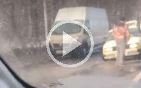«Пора менять авто на трактор»: на ярославской окружной у машины вырвало колесо