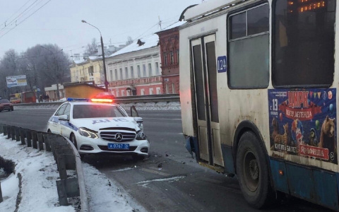 В Ярославле патрульная машина ДПС столкнулась с троллейбусом