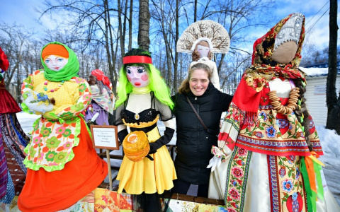 Праздник наступает:  в Ярославле открылась десятая выставка масленичных кукол