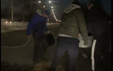 "Их ещё и оштрафуют": в Ярославле водители сами латают ямы. Видео