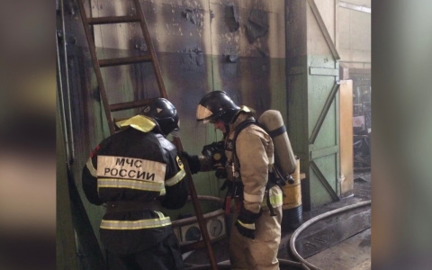 Во время пожара на Рыбинском заводе эвакуировали полсотни человек
