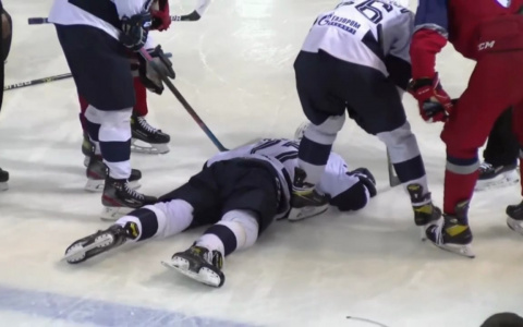 В Ярославле хоккеиста МХК с матча увезли в реанимацию: что произошло