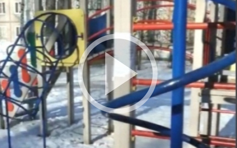 «А что взамен?»: ярославцев лишают единственной детской площадки на 10 домов. Видео