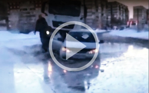 Спасение утопающих: в Ярославле легковушка застряла в огромной луже. Видео