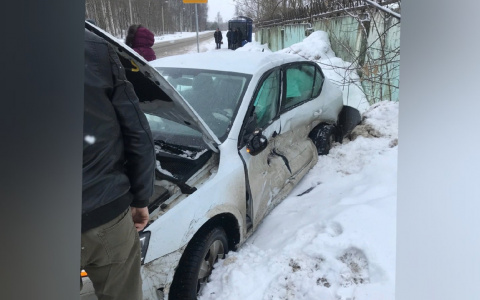 Вытаскивали из покореженного авто: под Ярославлем в аварии покалечился водитель