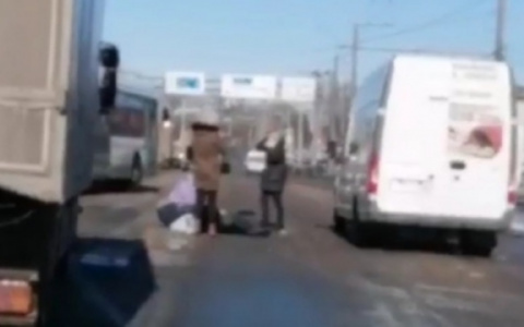 Лежали на асфальте: в Ярославле "Газель" сбил троих человек. Видео
