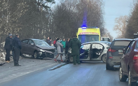 Реанимация, толпа, перекрытая дорога: страшное ДТП произошло за Волгой