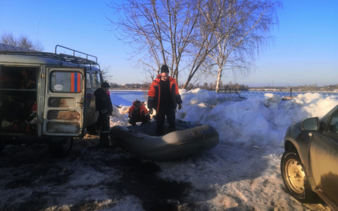 Под Ярославлем уплывших на льдине детей сдали в полицию. Видео