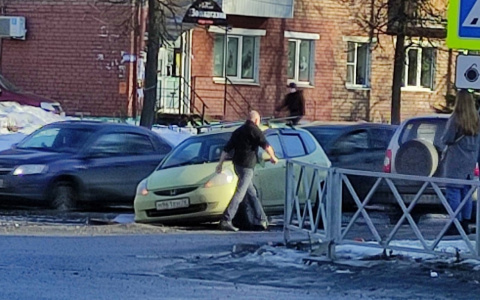 Гигантская яма в центре Ярославля уродует автомобили