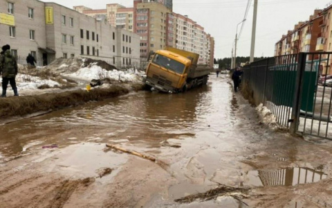 Снова тонут грузовики: большегрузы не справляются с ярославскими дорогами