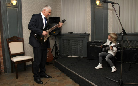 Участник шоу "Голос. Дети" провёл мастер-класс игры на гитаре мэру Рыбинска