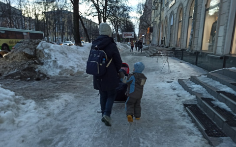 На секунды потерял сознание: в торговом центре Ярославля мальчик сломал позвоночник