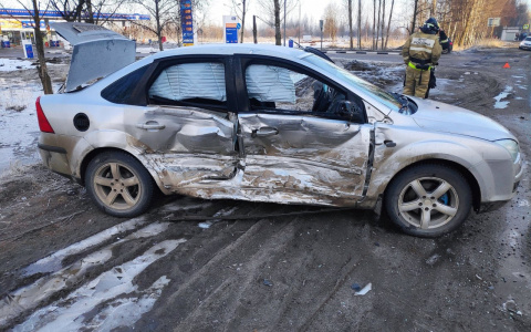 Вытаскивали из покореженного авто: в ярославском ДТП пострадал молодой водитель