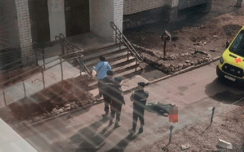 Выпал с балкона лестничной клетки: в центре Ярославля погиб мужчина