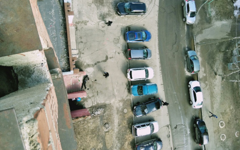 Лежит прямо у подъезда: еще один человек упал из окна в Брагино