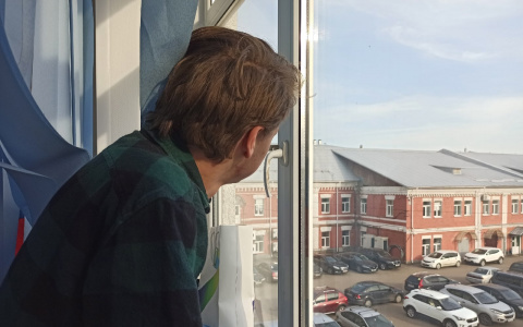 В Ярославле больной ковидом пациент сбежал из госпиталя через окно