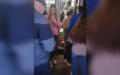 "Нас обманули": ярославцев в транспорте пускают только через переднюю дверь. Видео